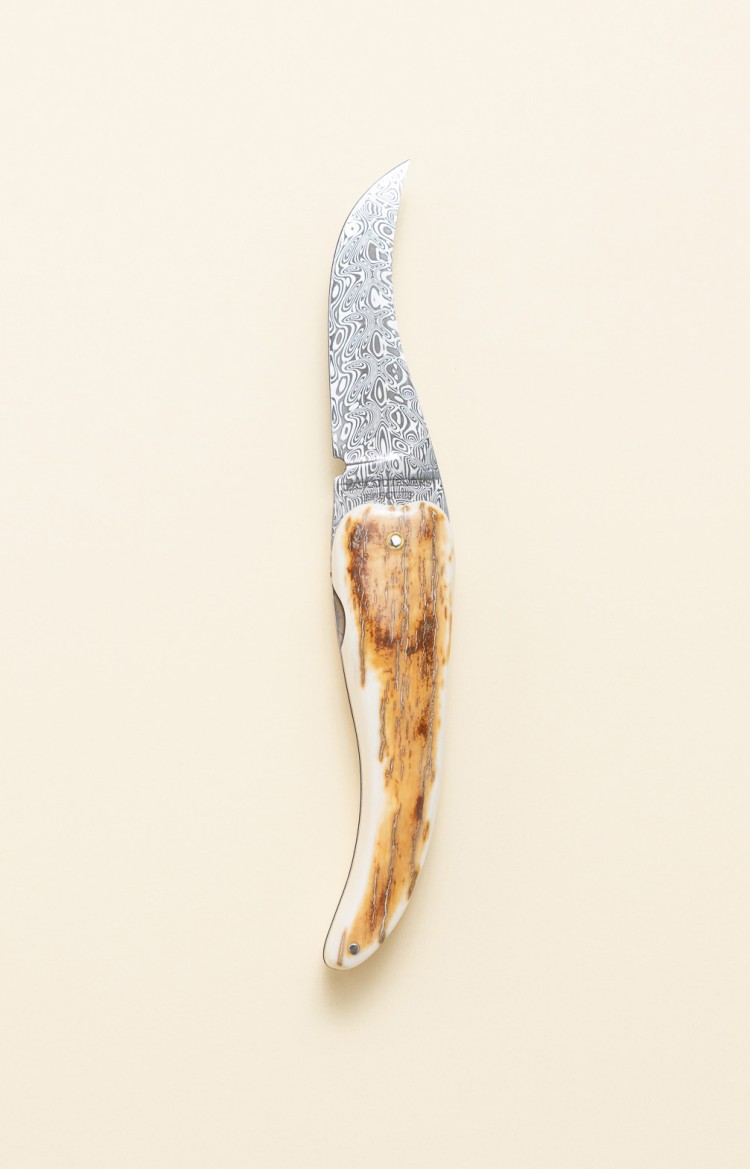 Photo de Bixia, couteau artisanal basque en ivoire de mammouth et lame damas, lame ouverte