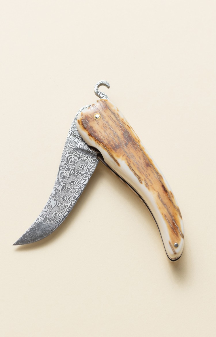 Photo de Bixia, couteau artisanal basque en ivoire de mammouth et lame damas, lame entrouverte