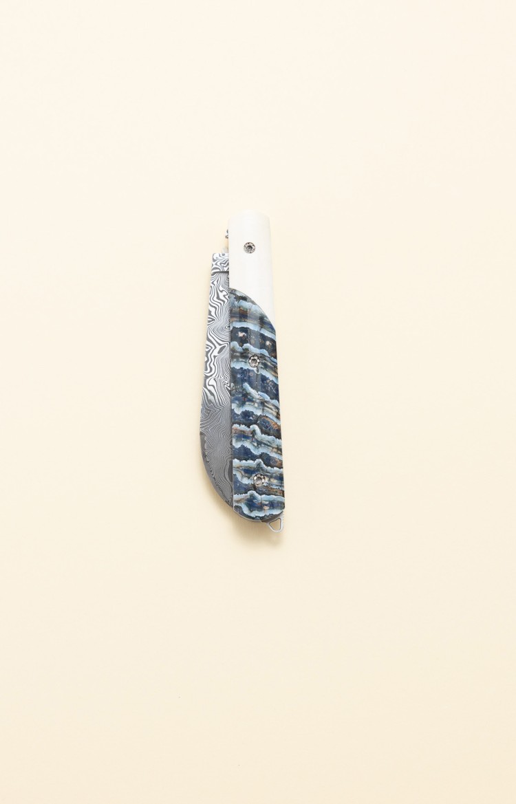 Photo de l'Alios, couteau de poche en ivoire et molaire de mammouth et lame damas fermée