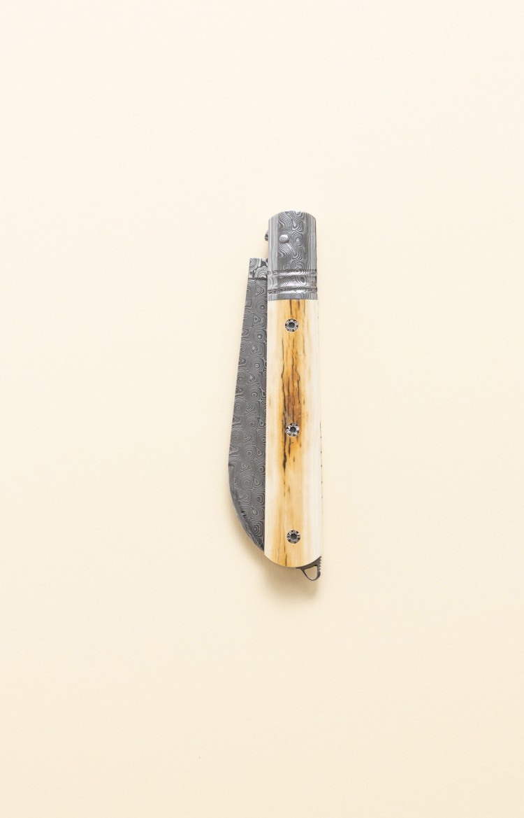 Photo de L'Alios, couteau d'exception en ivoire de mammouth et lame damas fermée