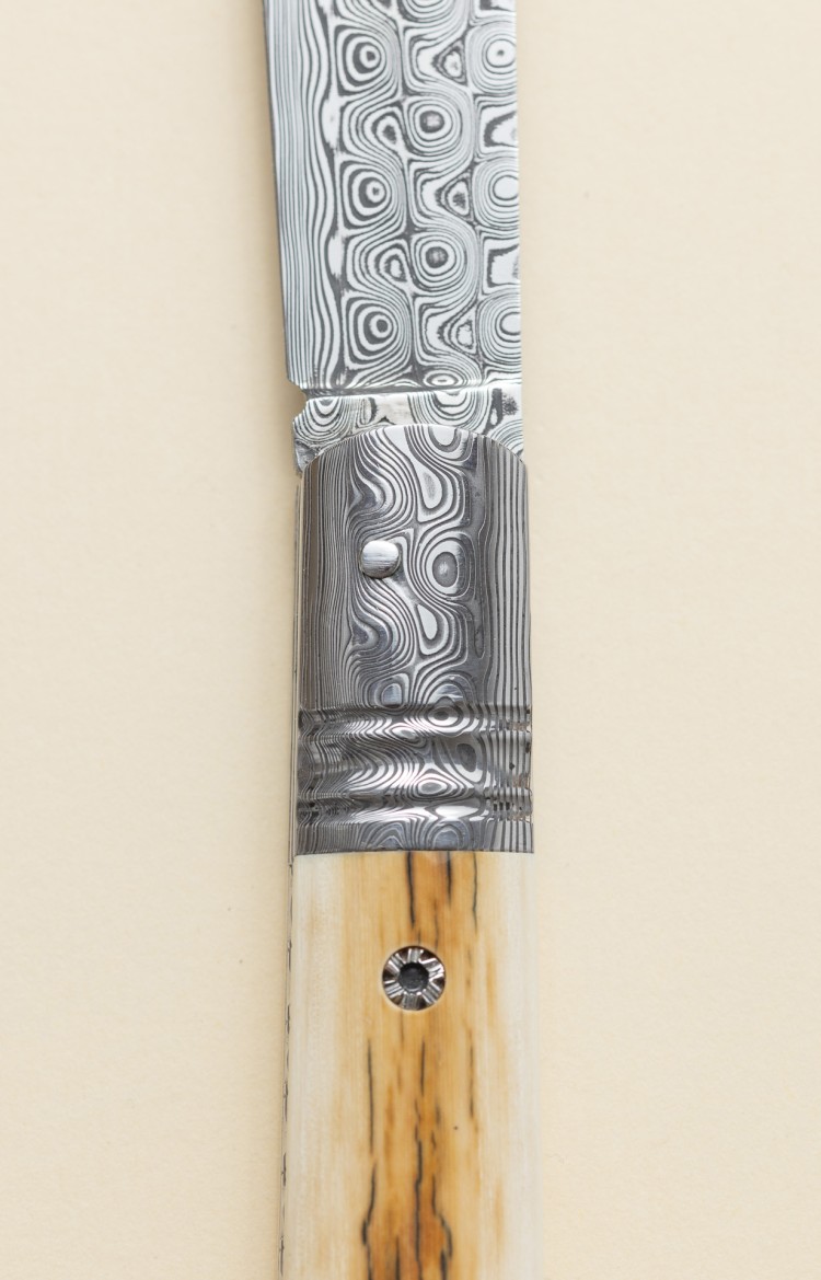 Photo de la mitre damas et du manche de L'Alios, couteau d'exception en ivoire de mammouth