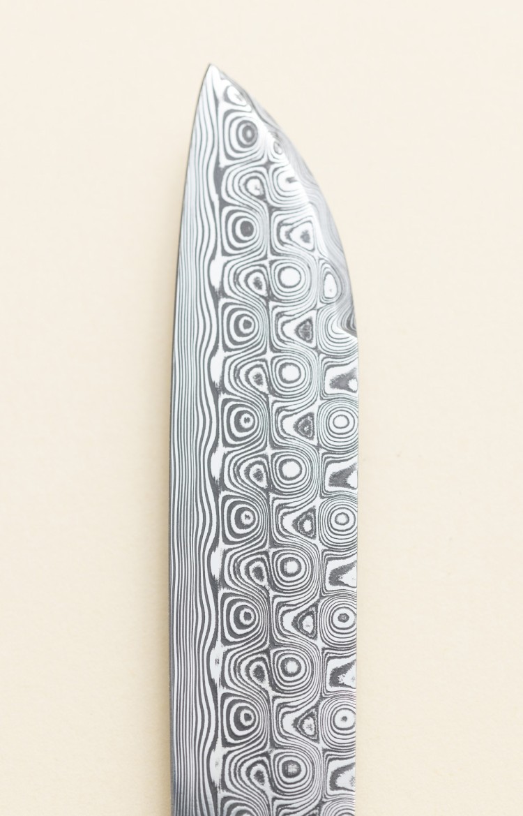Photo de la lame damas de L'Alios, couteau d'exception en ivoire de mammouth
