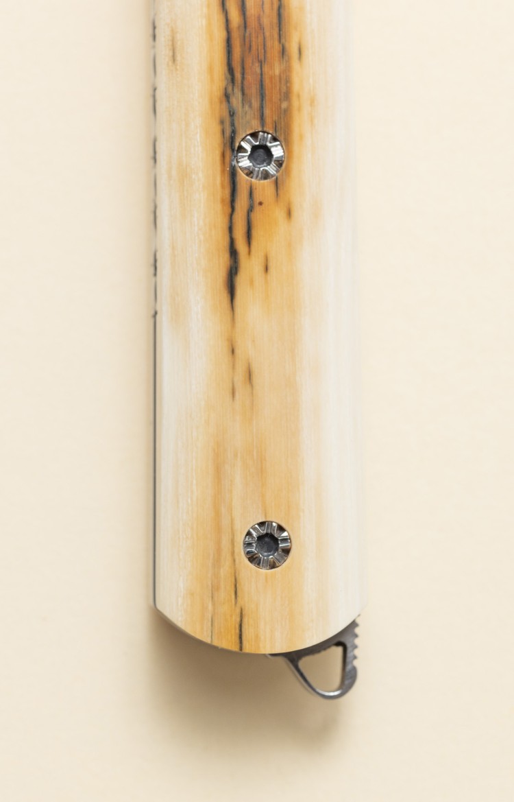 Photo du cran d'arrêt ingénieux du couteau l'Alios en ivoire de mammouth et lame damas
