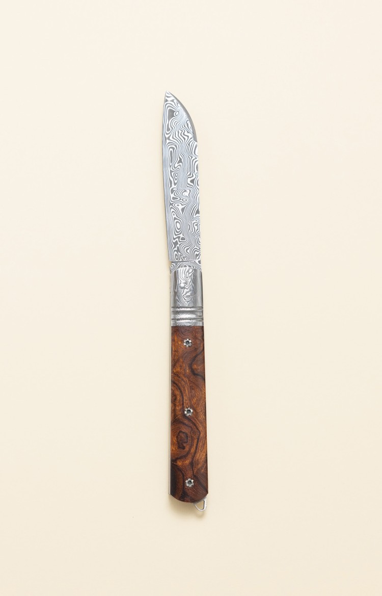 Photo de l'Alios, couteau de poche en bois de fer d'Arizona, lame damas et mitre damas