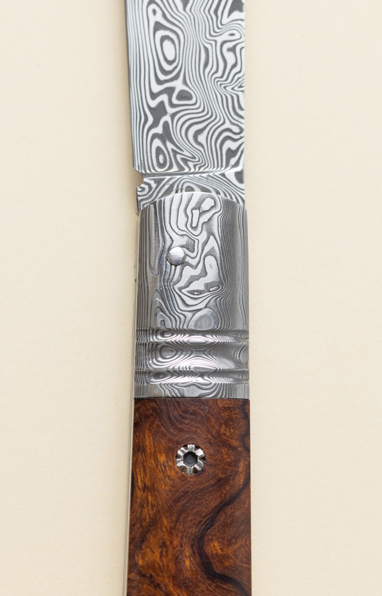 Photo de la mitre damas de l'Alios, couteau de poche en bois de fer d'Arizona
