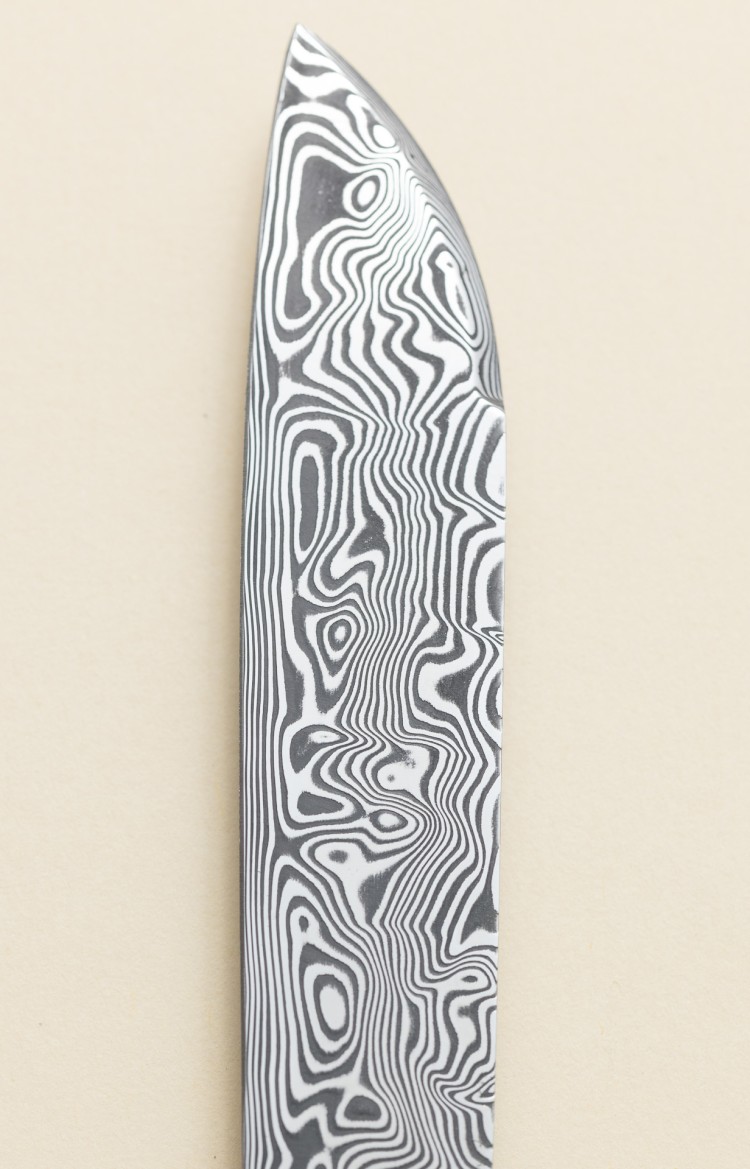 Photo de la lame damas de l'Alios, couteau de poche en bois de fer d'Arizona