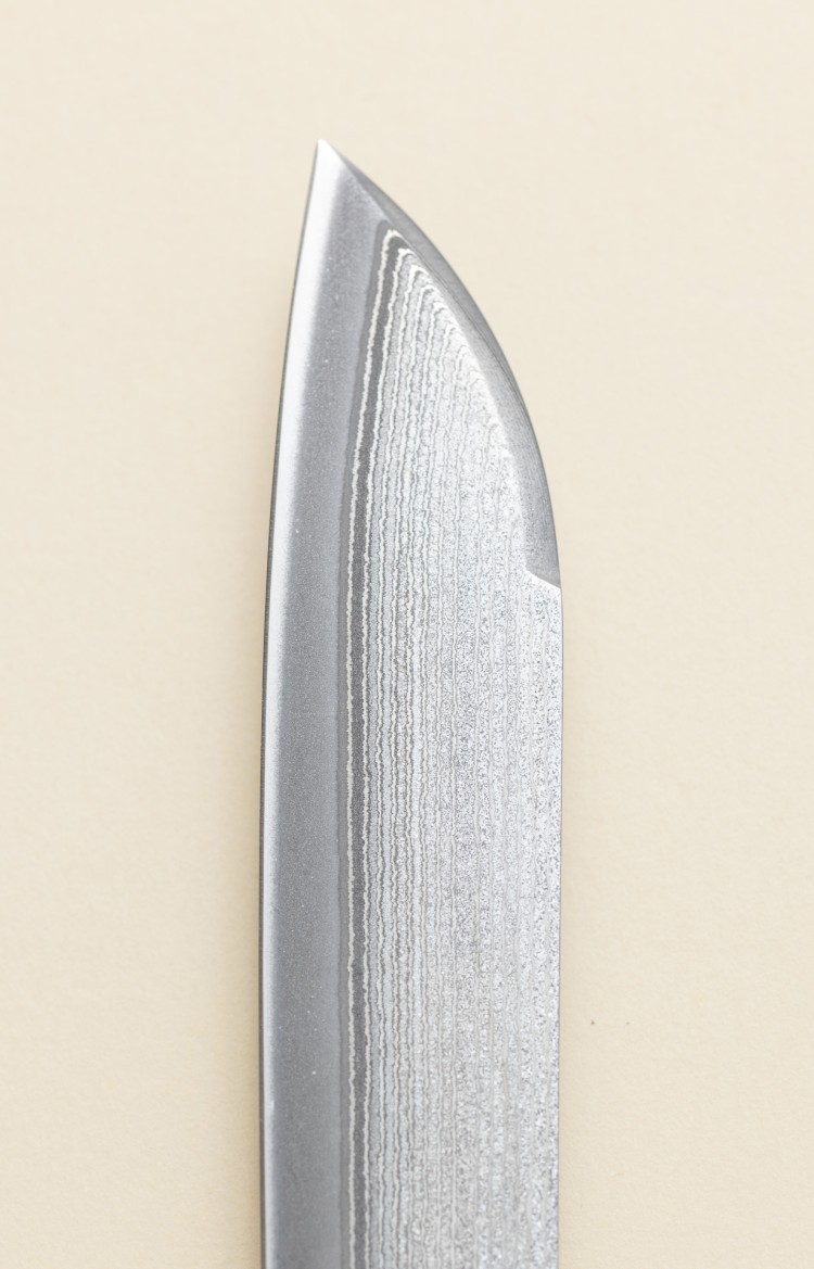 Photo de la lame Suminagashi du couteau artisanal l'Alios en corne de vache et ivoire de mammouth