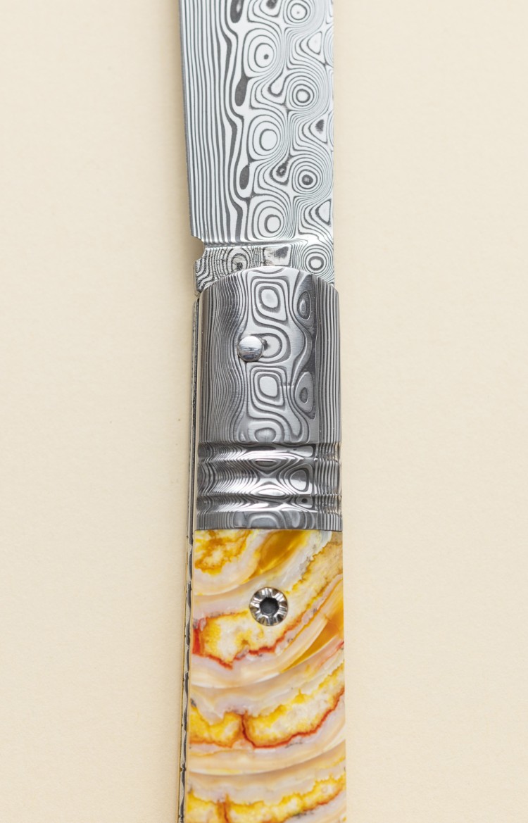 Photo de la mitre damas et du manche de L'Alios, couteau d'exception en molaire de mammouth