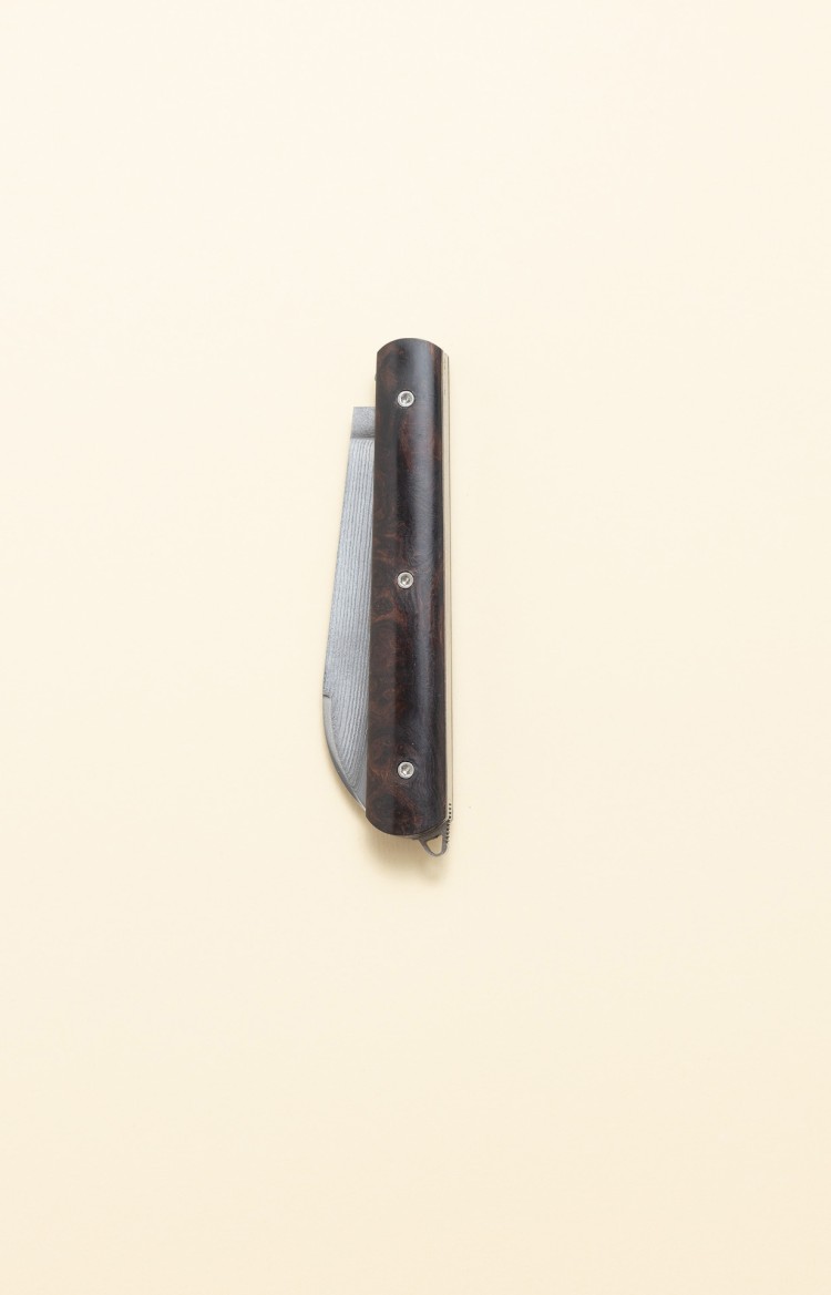 Photo de l'Alios, couteau de poche en bois de fer d'Arizona, lame 
Suminagashi fermée
