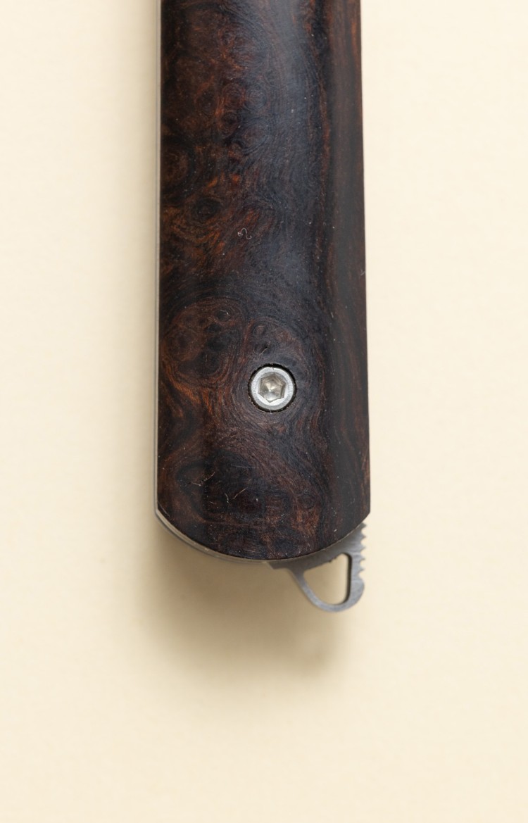 Photo du cran d'arrêt ingénieux du couteau l'Alios en bois de fer d'Arizona et lame Suminagashi