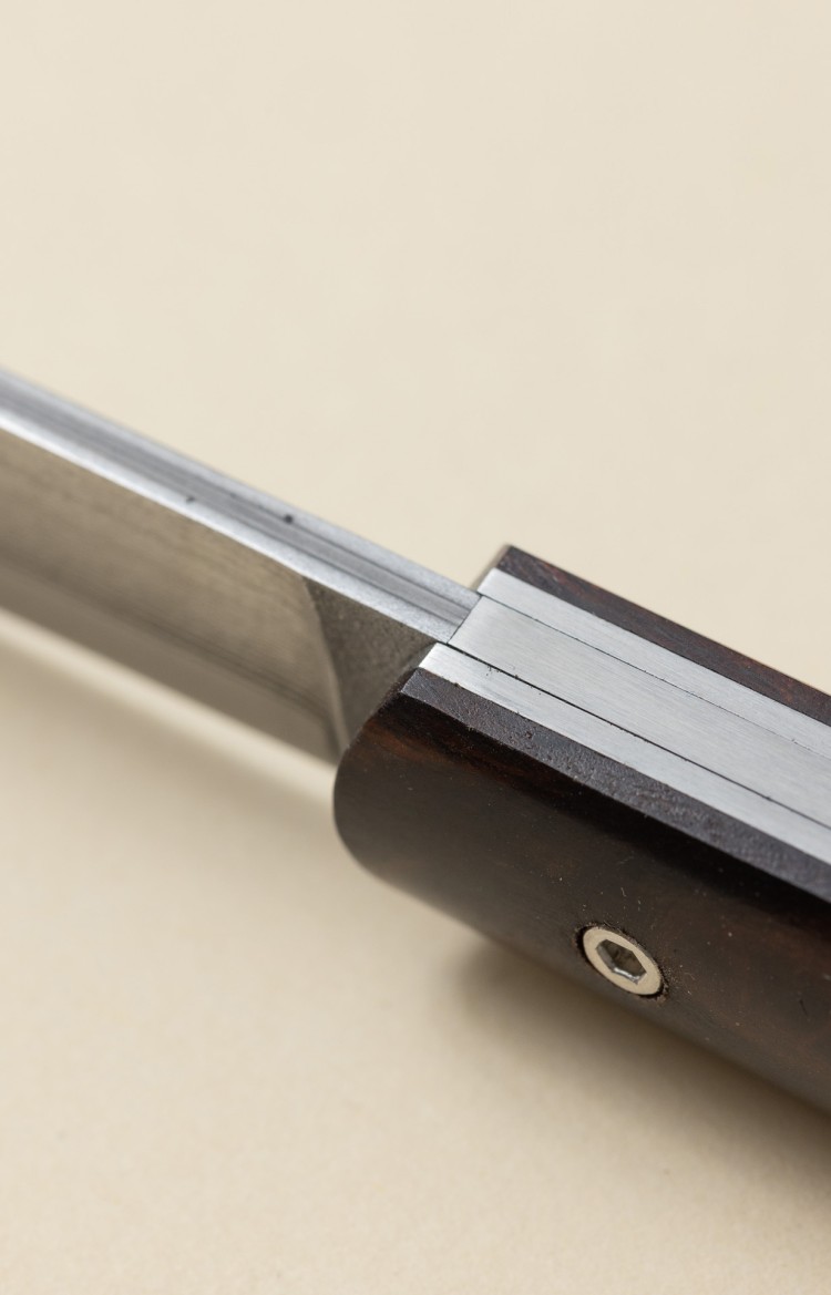 Photo du ressort de l'Alios, couteau pliant en bois de fer d'Arizona et lame Suminagashi