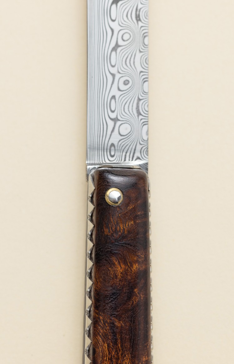 Photo de Artzaina, couteau artisanal basque en bois de fer d'Arizona et lame damas, plan rapproché