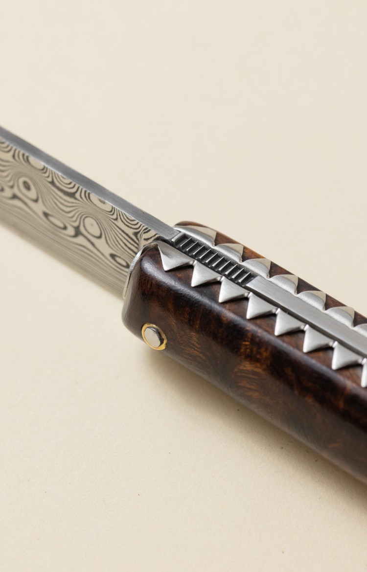 Photo du ressort de Artzaina, couteau basque en bois de fer d'Arizona et lame damas, platines ciselées
