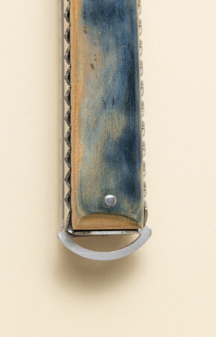 Photo du ressort du couteau basque Artzaina en ivoire de mammouth bleu, lame damas ,forme arrondie du pommeau du Makila