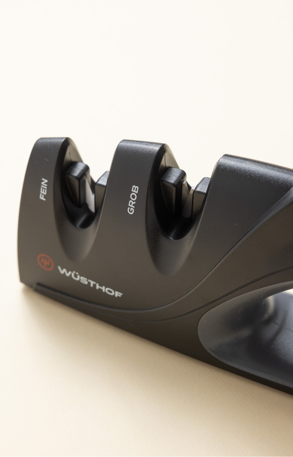 Photo de Auiguiseur double céramique & tungstène Wusthof, plan rapproché, vue sur céramique et tungstène