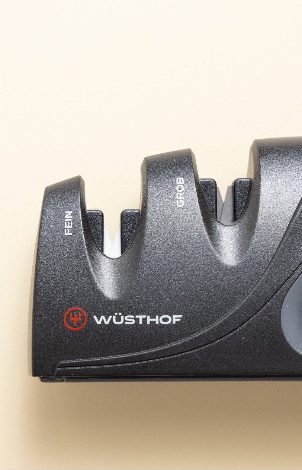 Photo de Auiguiseur double céramique & tungstène Wusthof, plan rapproché, vue sur céramique et tungstène