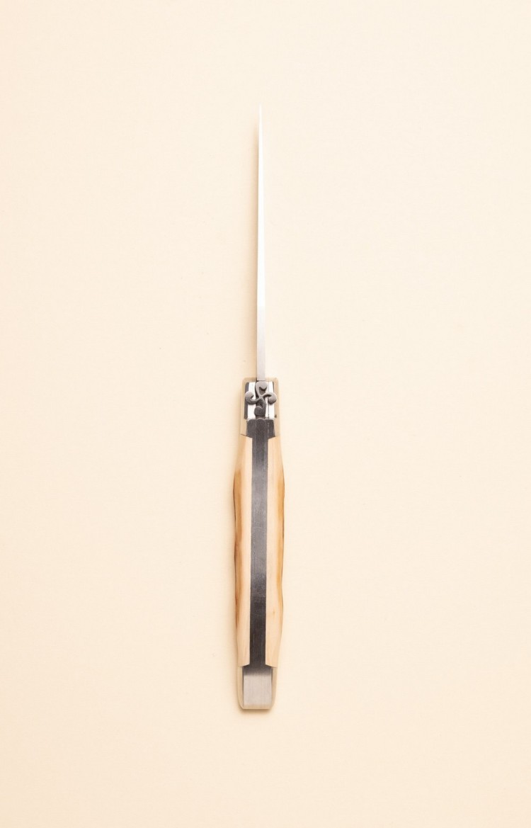 Photo de Mizpira, couteau artisanal  basque en néflier prise de dessus, vue sur le ressort sculpté à la main