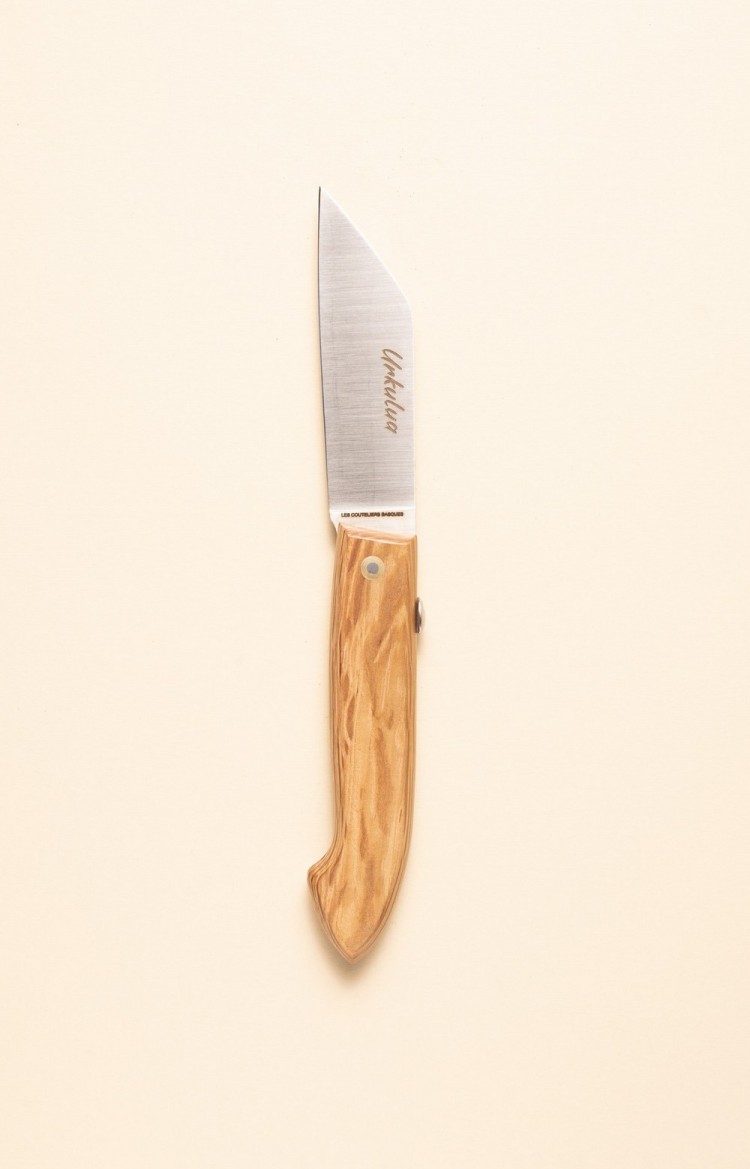 Photo du couteau artisanal basque Urkulua, le couteau des bergers basques en chêne vert, lame ouverte