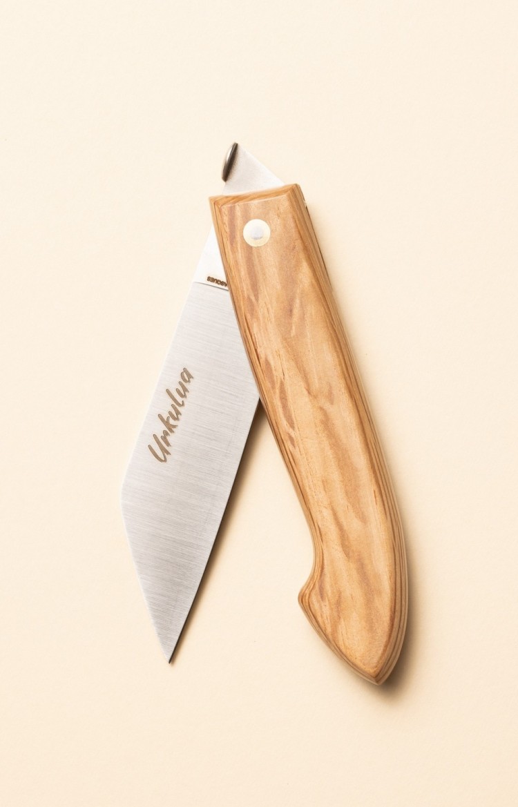 Photo du couteau artisanal basque Urkulua, le couteau des bergers basques en chêne vert, lame entrouverte