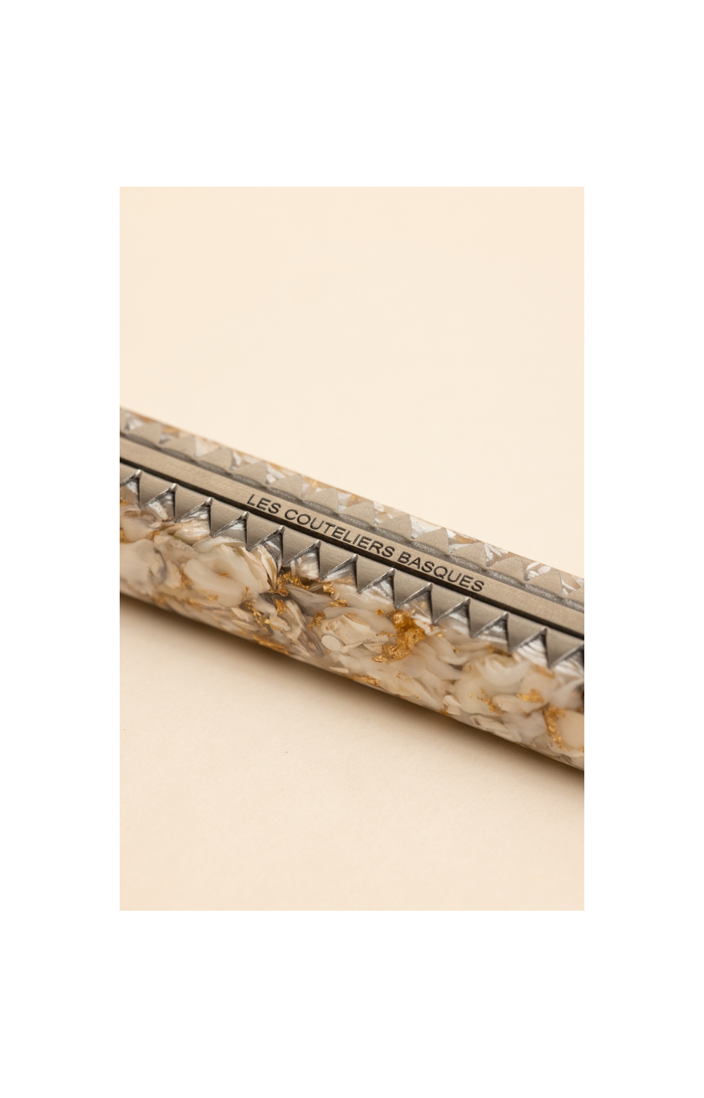 Taldea, couteau de table en coquilles d'huîtres et feuilles d'or
