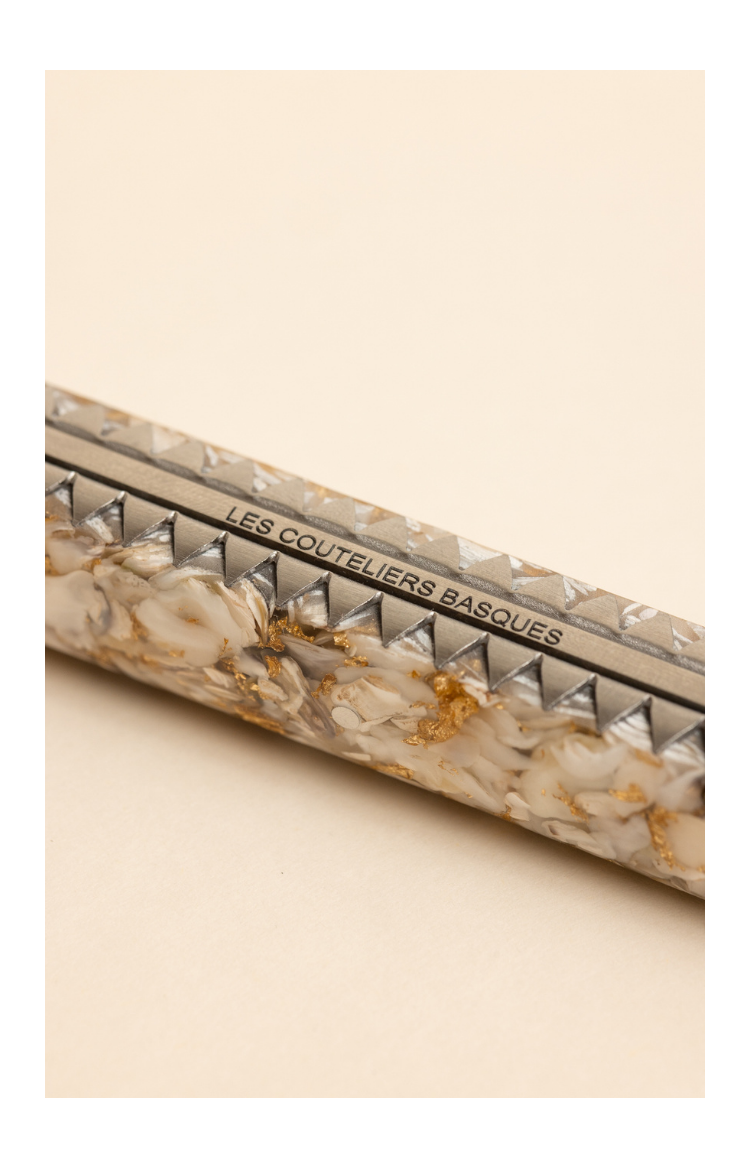 Taldea, couteau de table en coquilles d'huîtres et feuilles d'or