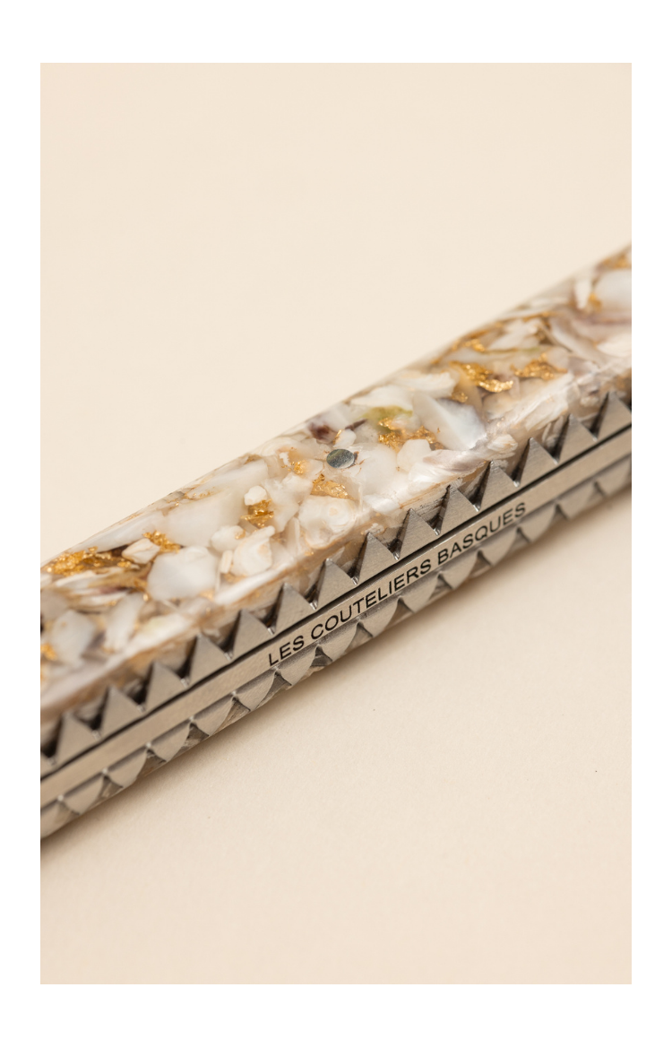 Taldea, couteau de table en coquilles d'huîtres et feuilles d'or