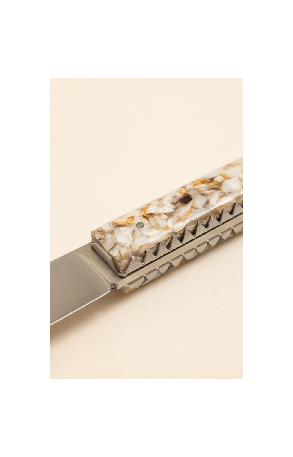 Taldea, couteau de table en coquilles d'huîtres et feuilles d'or