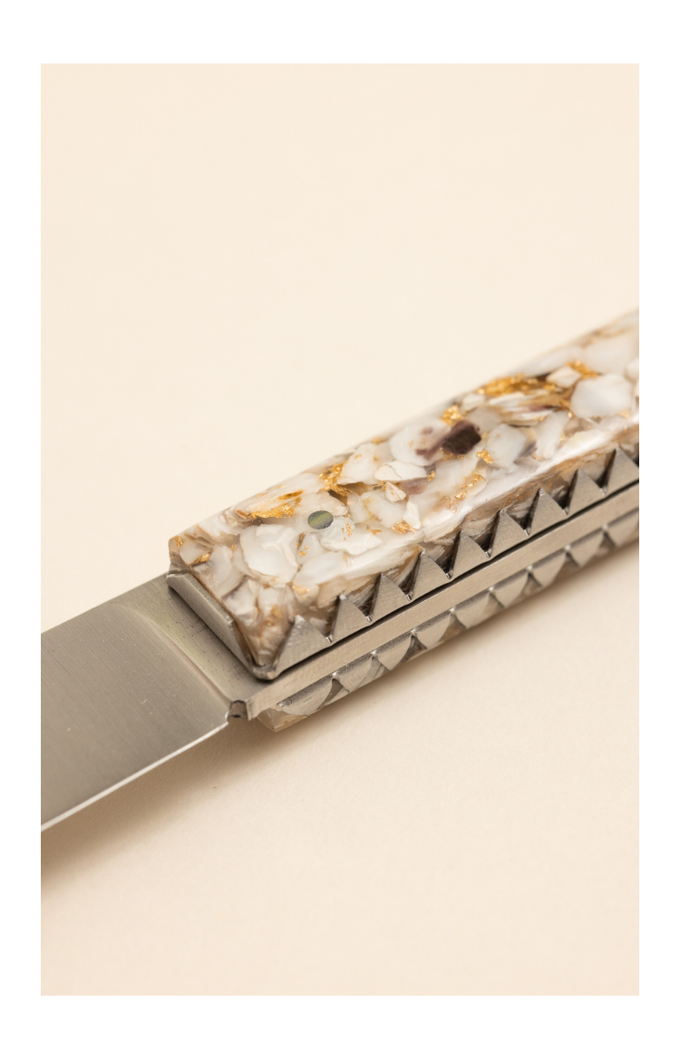 Taldea, couteau de table en coquilles d'huîtres et feuilles d'or