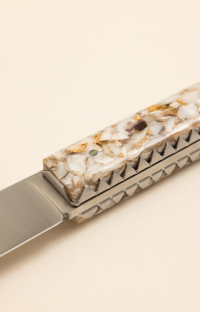 Taldea, couteau de table en coquilles d'huîtres et feuilles d'or