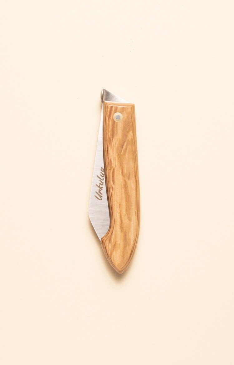 Photo du couteau artisanal basque Urkulua, le couteau des bergers basques en chêne vert, lame fermée