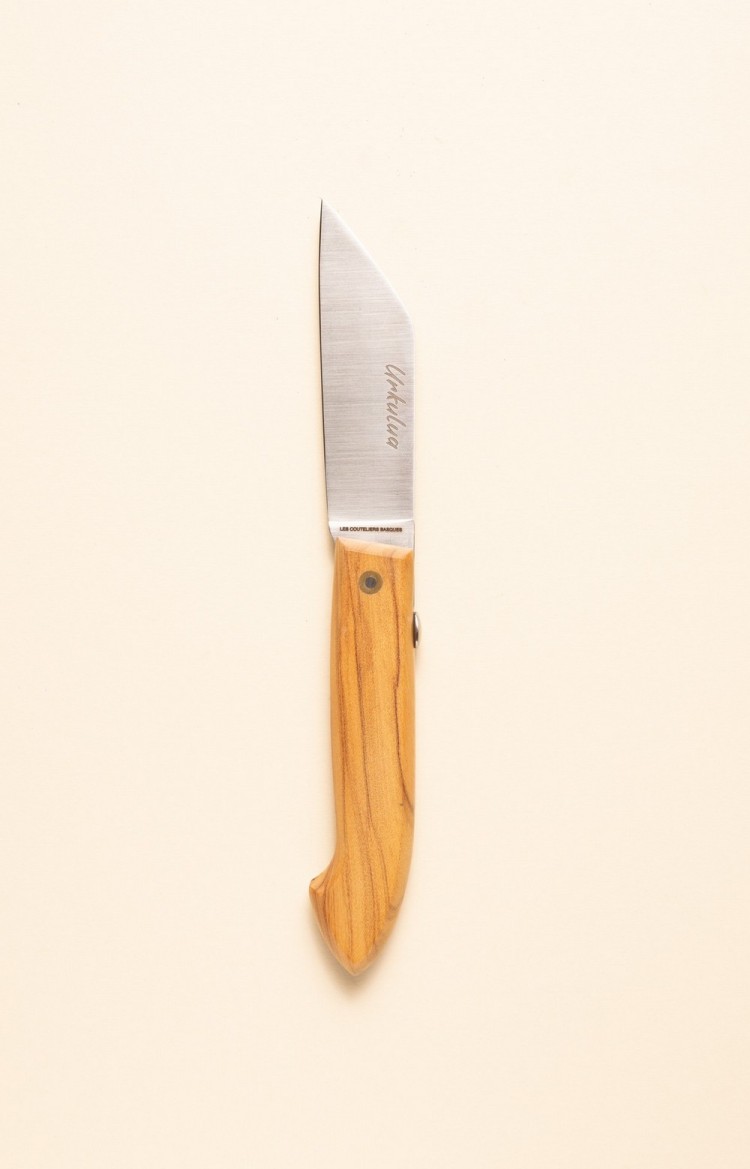 Photo du couteau artisanal basque Urkulua, le couteau des bergers basques en olivier, lame ouverte