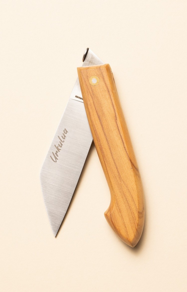 Photo du couteau artisanal basque Urkulua, le couteau des bergers basques en olivier, lame entrouverte