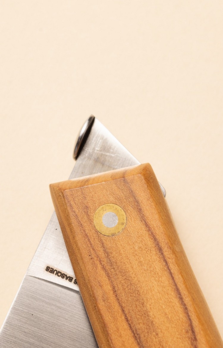 Photo de profil de la lentille forgée de Urkulua, le couteau des bergers basques en olivier