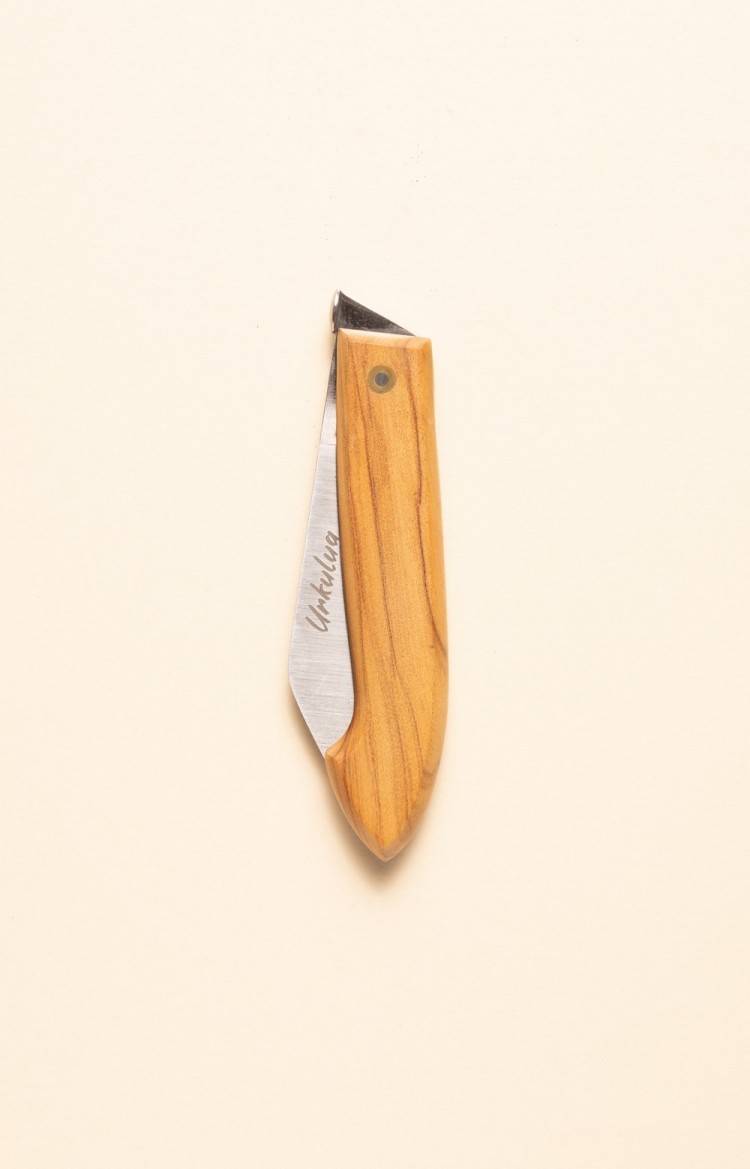Photo du couteau artisanal basque Urkulua, le couteau des bergers basques en olivier, lame fermée