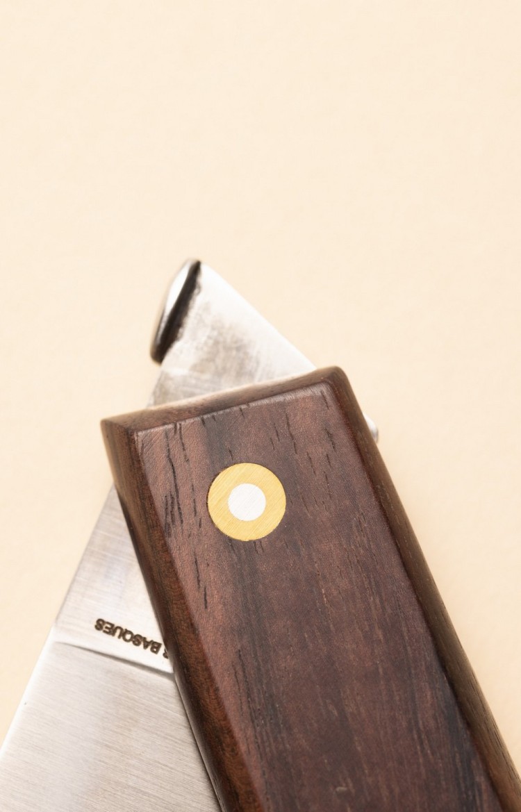 Photo de profil de la lentille forgée de Urkulua, le couteau des bergers basques en palissandre