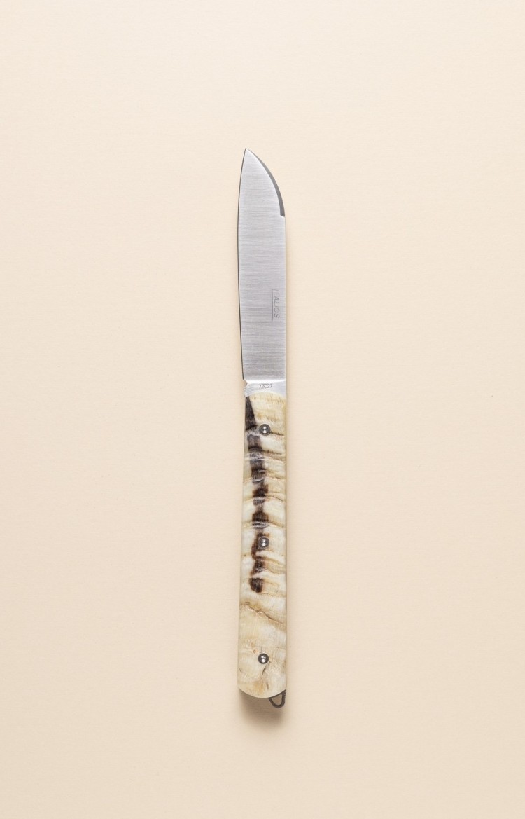 Photo du couteau artisanal l'Alios en corne de bélier, lame ouverte