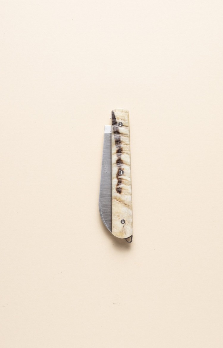 Photo du couteau artisanal l'Alios en corne de bélier, lame fermée