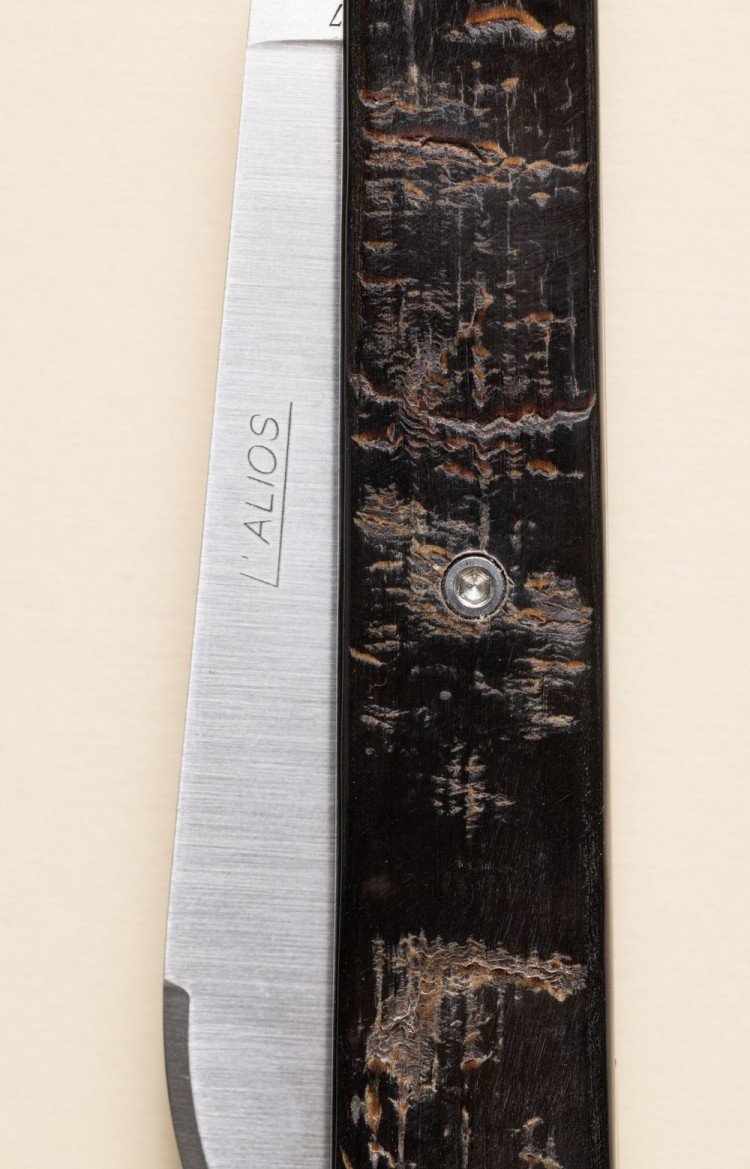 Photo du couteau artisanal l'Alios en corne de buffle, lame fermée en plan rapproché