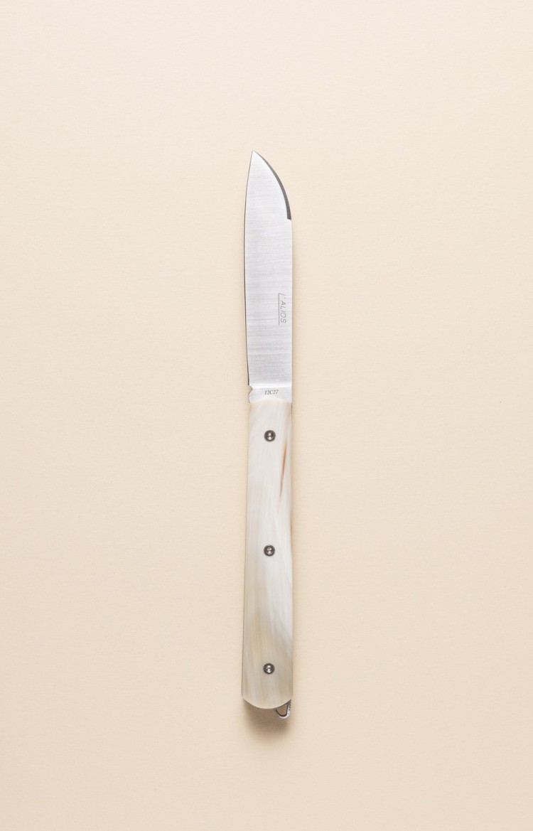 Photo du couteau artisanal l'Alios en corne de vache, lame ouverte