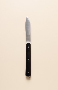 Photo du couteau artisanal l'Alios en corne de vache noire, lame ouverte Photo du couteau artisanal l'Alios en corne de vache noire, lame ouverte