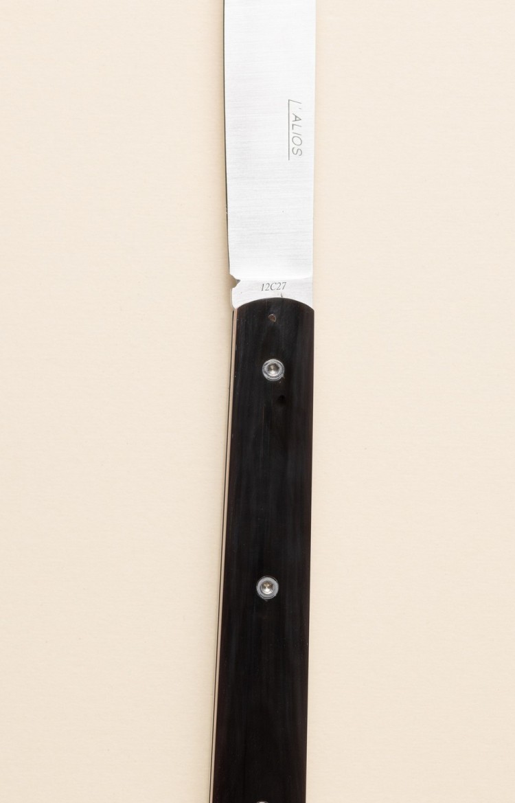 Photo du couteau artisanal l'Alios en corne de vache noire, lame ouverte, plan rapproché