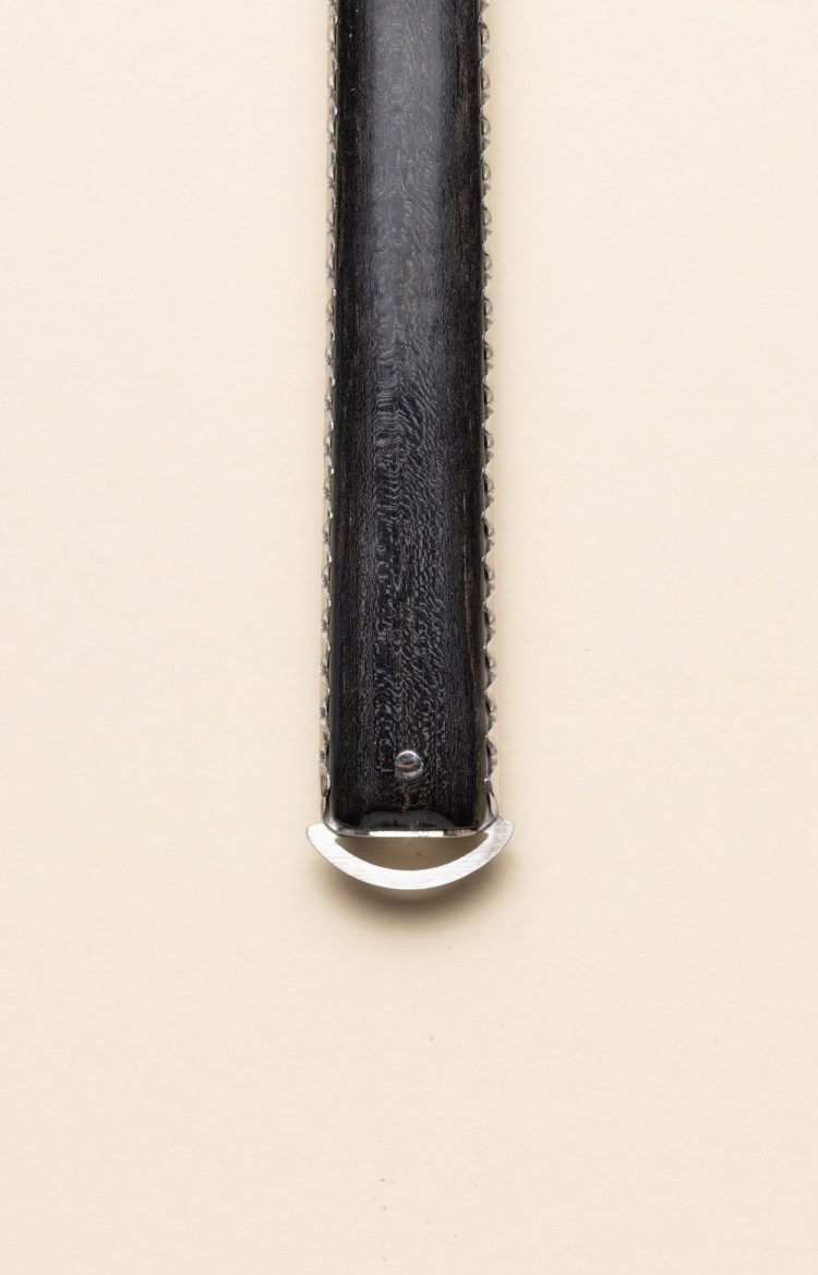 Photo de l'extrémité du ressort du couteau  basque Artzaina en ébène, rappelle la forme arrondie du pommeau du Makila