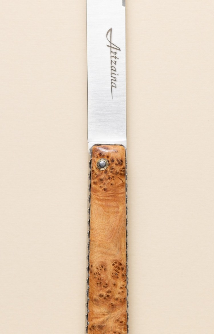Photo de Artzaina, couteau authentique basque en genévrier, lame ouverte plan rapproché