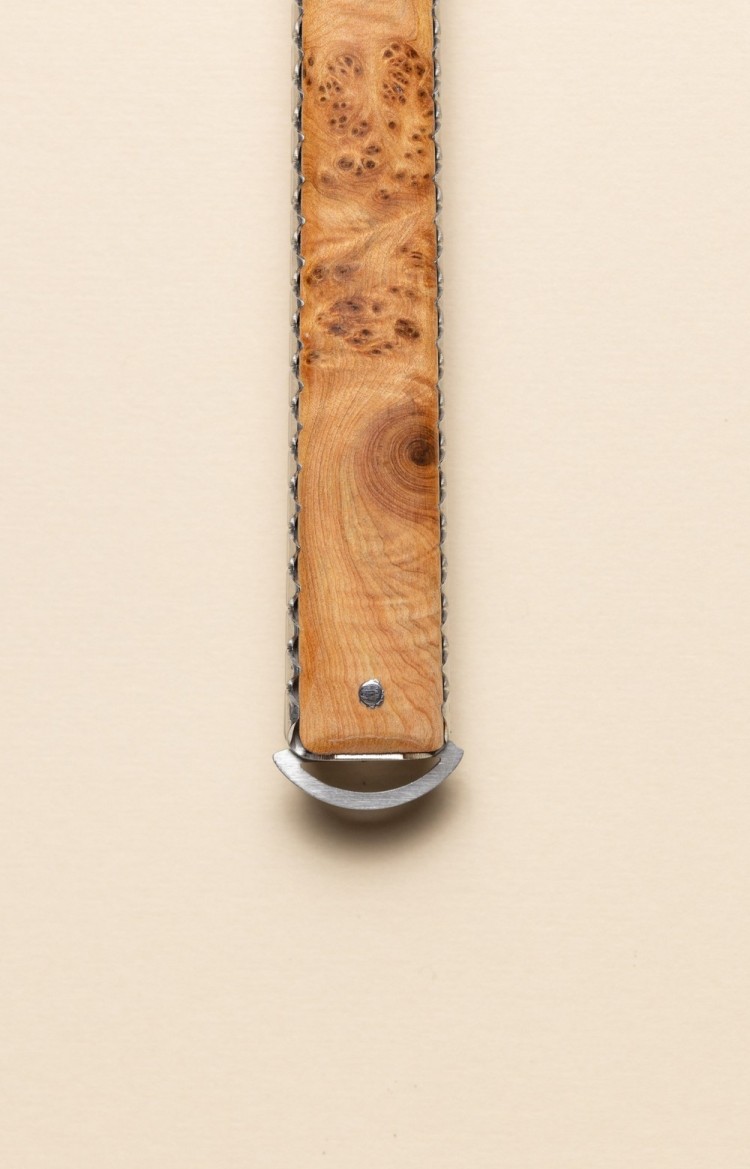 Photo de l'extrémité du ressort du couteau  basque Artzaina en genévrier, rappelle la forme arrondie du pommeau du Makila