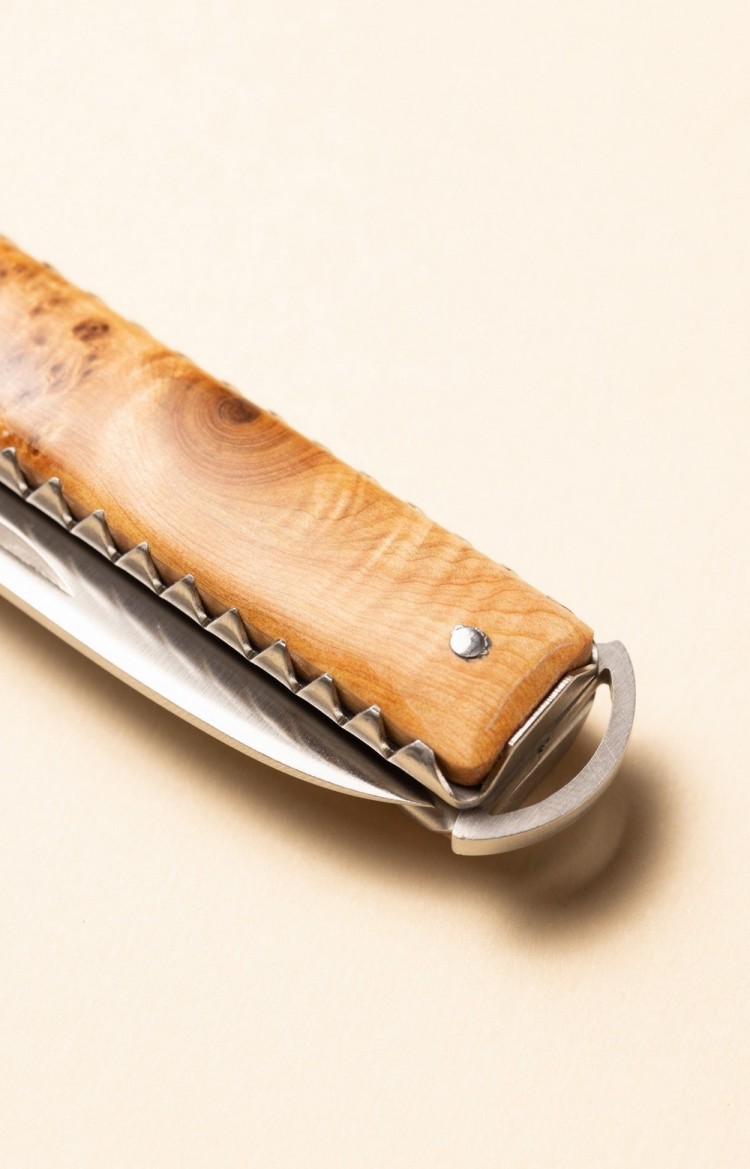 Photo du ressort, rappelle la forme arrondie du pommeau du Makila du couteau  basque Artzaina en genévrier, platines ciselées