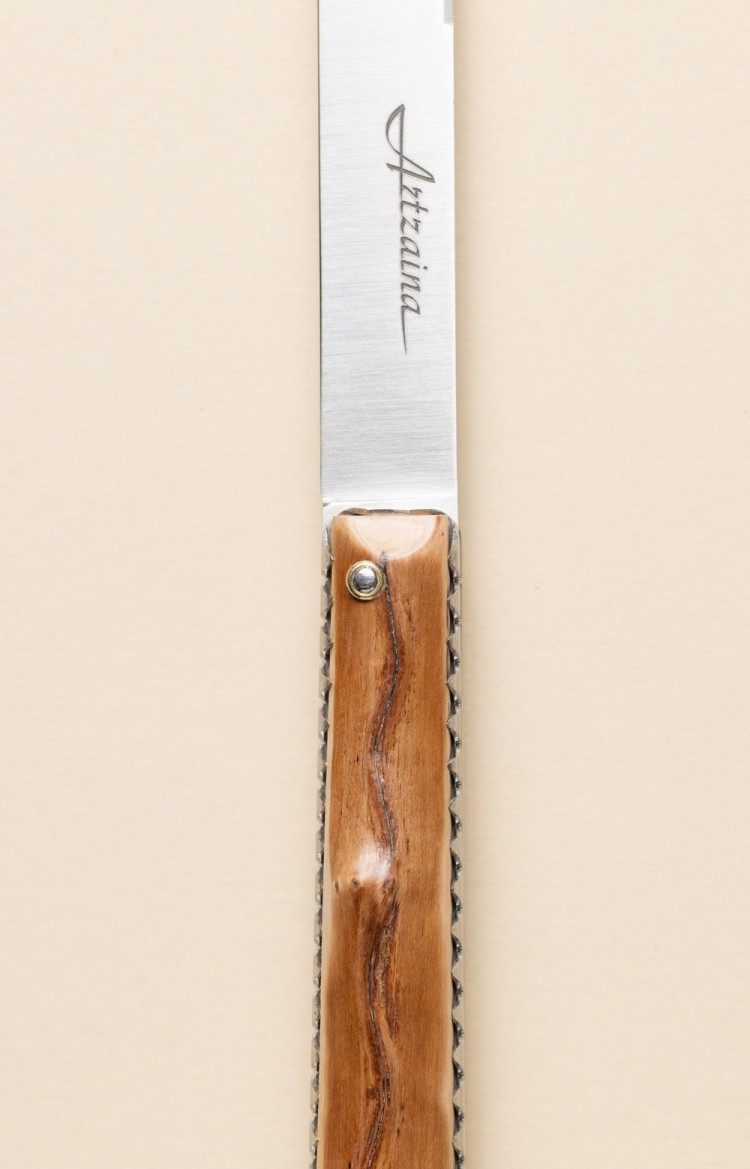 Photo de Artzaina, couteau authentique basque en néflier, lame ouverte plan rapproché