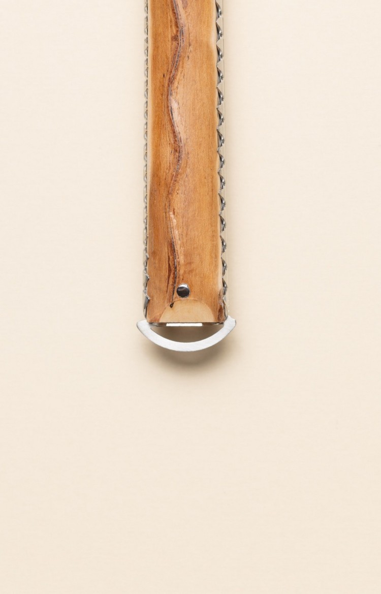 Photo de l'extrémité du ressort du couteau  basque Artzaina en néflier, rappelle la forme arrondie du pommeau du Makila