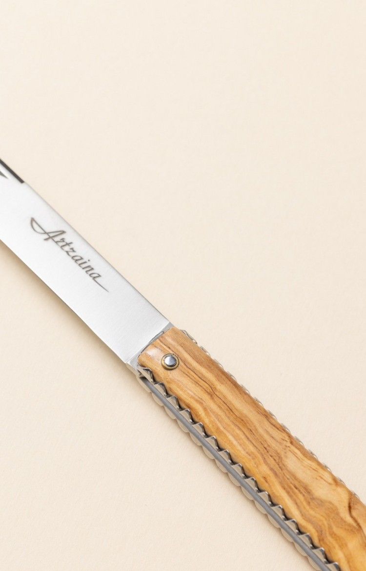 Photo de Artzaina, couteau authentique basque en olivier, lame ouverte plan rapproché