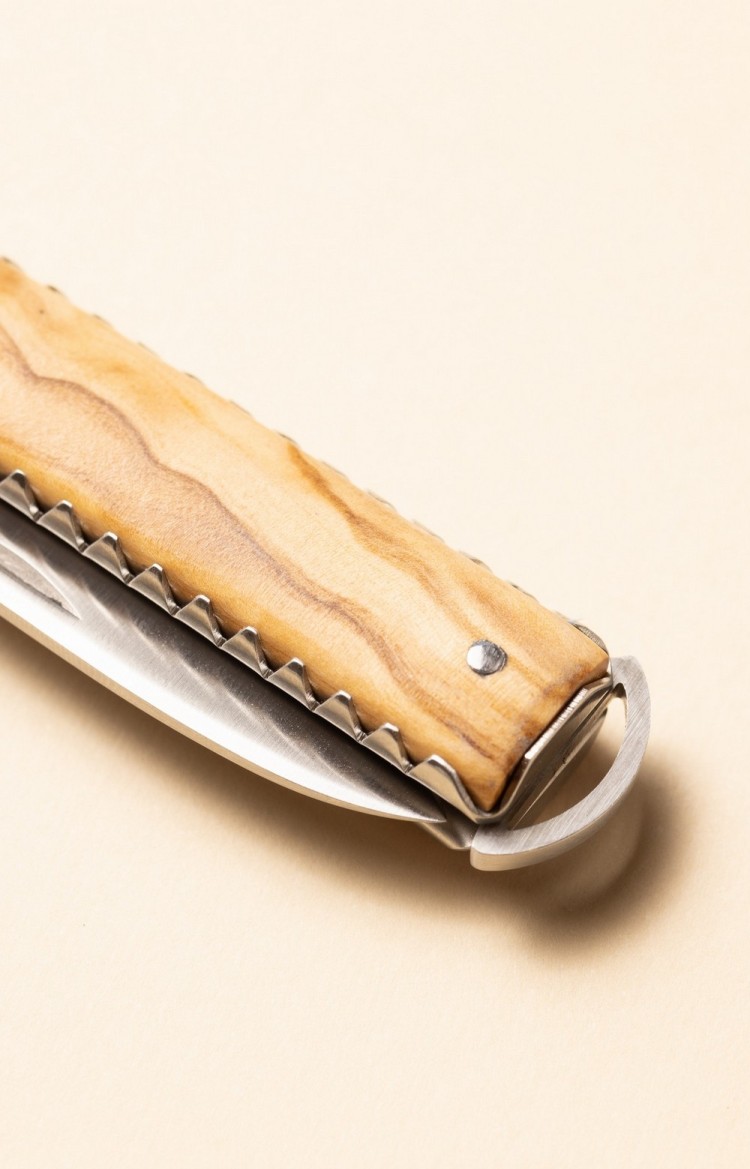 Photo du ressort, rappelle la forme arrondie du pommeau du Makila du couteau  basque Artzaina en olivier, platines ciselées