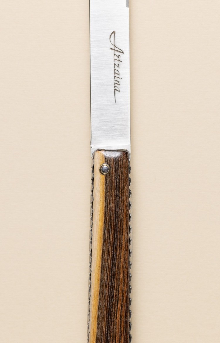 Photo de Artzaina, couteau authentique basque en pistachier, lame ouverte plan rapproché